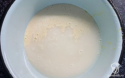 Добавляем молоко и сахар.
