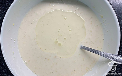 Вводим муку, а затем масло.