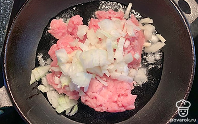 Фарш обжариваем с луком, солью и специями.