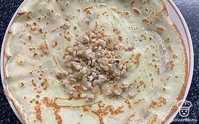 Выкладываем начинку на блинчик и заворачиваем.