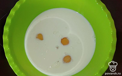 Яйцо, сахар, соль и молоко взбить миксером.