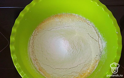 Ввести муку и взбивать миксером, пока не будет однородное тесто.