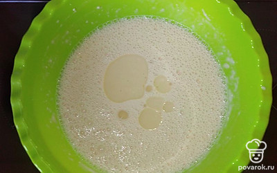 Добавить масло и перемешать. Оставить минут на 15-20. Размешать.