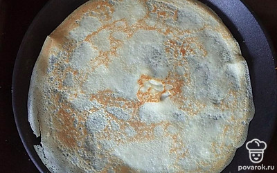 Обжарить блинчики с двух сторон, до золотистого цвета.