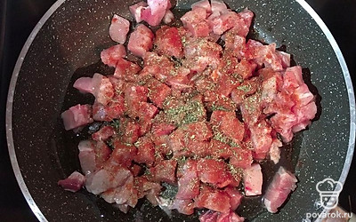 Филе курицы нарезать на небольшие кусочки, посолить, добавить специи — укроп, петрушка и паприку.
Томить до готовности минут 30-40.