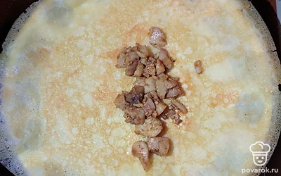 При подаче в каждый блинчик положить начинку и завернуть .