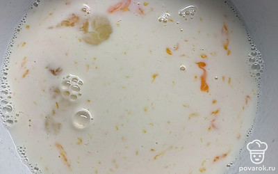 Добавляем молоко.