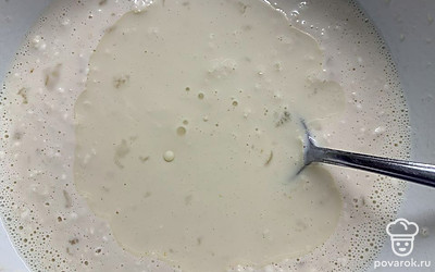 Вводим муку и масло.