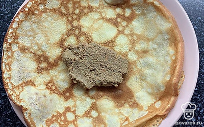 На блинчик выкладываем начинку и заворачиваем ее.