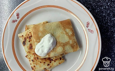 Подаем порционно, со сметаной.