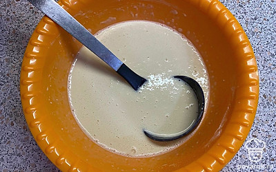 Смешать миксером яйца с сахаром. Постепенно добавлять молоко, муку, соль и растительное масло, продолжая смешивать миксером. Смесь для блинов готова!