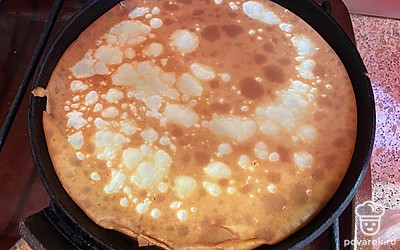 Жарить блины с двух сторон на сковороде. Каждый блин смазывать растительным маслом.