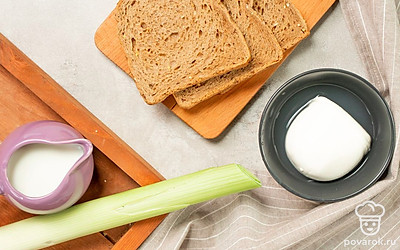 Подготовьте сковороду и нож. Промойте и просушите лук. Разогрейте и смажьте маслом сковороду. Порежьте хлеб.