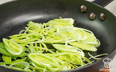 Подготовьте лук-порей. Скороворду разогрейте на огне. Мелко нарежьте лук, выложите его на сковороду и обжарьте пару минут на среднем огне. Влейте сливки, поставьте огонь на минимум и томите лук несколько минут до мягкости. Переложите в небольшую миску.