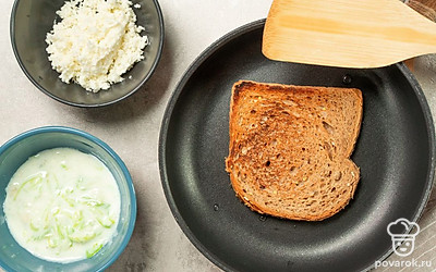 Приготовьте тосты. Сыр натрите на мелкой терке, выложите к луку и аккуратно помешайте. Хлеб обжарьте на чистой сковороде с двух сторон до золотистости. Выложите на тарелку. На обжаренные кусочки хлеба выложите сырно-луковую начинку.