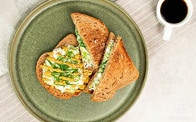 К смеси моцареллы и лука добавьте молотый перец и итальянские травы или сушеный базилик. Вкус готовых бутербродов станет насыщеннее.