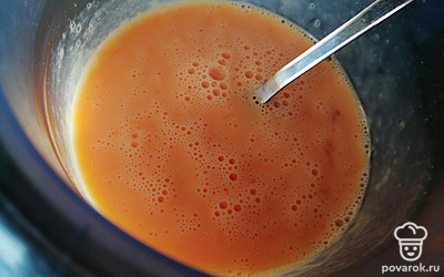 Смешать яйца и воду, посолить.