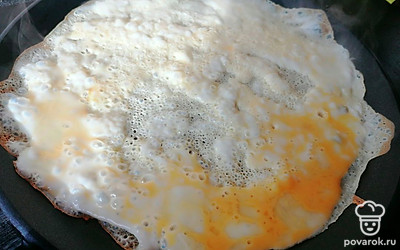 Вылить на сковородку с антиригарным покрытие токим слоем смесь и поджарить с одной строны.