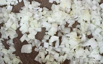 На разогретую сковороду налить растительное масло, выложить лук. Обжарить 5 минут.