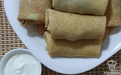 Блины с грибами очень хорошо сочетаются со сметаной. Также можно добавить к блюду зелень и свежие овощи.