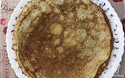 Блины получаются тонкие, в дырочках. Подавать можно с медом, со сметаной. Приятного аппетита!