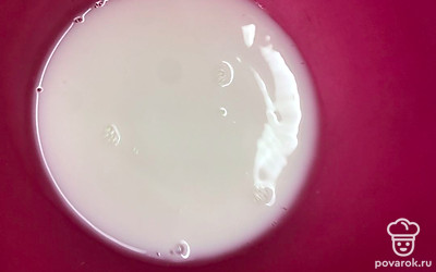 В глубокую миску налить молоко.