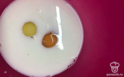 Разбить туда яйца.