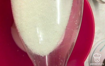 Всыпать сахар и соль.