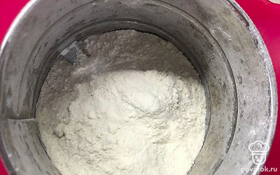 Просеять муку.