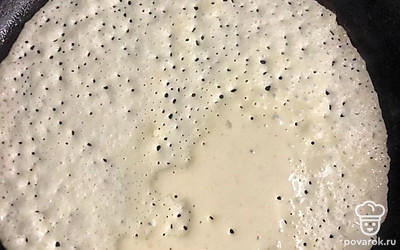 На хорошо разогретую сковородку налить по половине половника смеси.