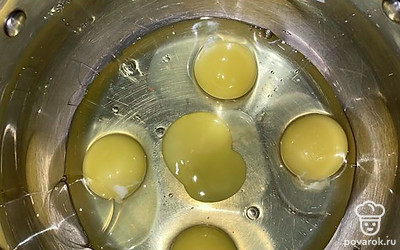 В кастрюлю добавляем 5 куриных яиц.