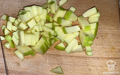 Яблоки моем и нарезаем на маленькие кубики.