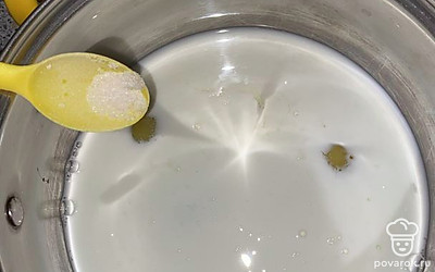 Немного подсаливаем тесто.