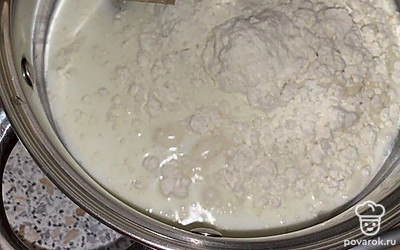 Постепенно всыпаем муку.