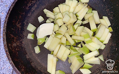 А пока пересыпаем яблоки и добавляем немного сливочного масла.