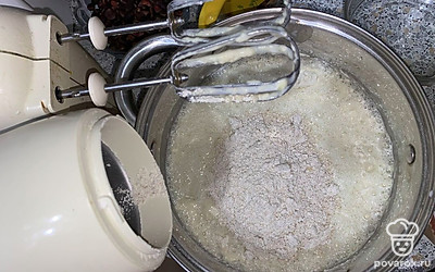 В тесто также добавляем овсяную муку.