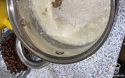 И доливаем немного подсолнечного масла.