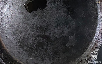 Блинную сковородку смазываем подсолнечными маслом.