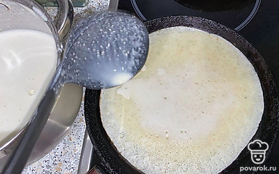 На сковородку выливаем немного теста и начинаем жарить блинчики.