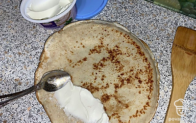 Намазываем блин творожным сыром.