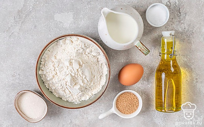 Подогрейте молоко до 40 ˚С. Во время приготовления оно должно быть теплым, но не горячим. Просейте муку. Подготовьте венчик, глубокую емкость и сковороду.