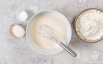 К 1 стакану молока добавьте яйцо, дрожжи, сахар и соль и смешайте все венчиком. Затем всыпьте муку и снова хорошо перемешайте. В конце влейте оставшееся молоко и 2 ст.л. масла и еще раз перемешайте. Готовое тесто накройте и оставьте на 1 час.