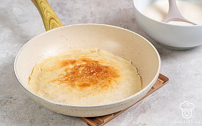 Поставьте сковороду с 1 ст.л. масла на средний огонь. Когда масло нагреется, добавьте на сковороду немного теста, распределяя его тонким слоем. Обжарьте блин с двух сторон, в течении 1-2 минуты до готовности. Повторите, пока тесто не закончится.