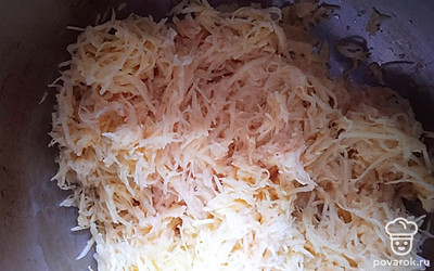 Картофель и лук почистить, измельчить на мелкой терке. 