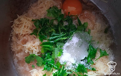 Добавить яйцо, воду, соль, сахар, масло, измельченную петрушку. 