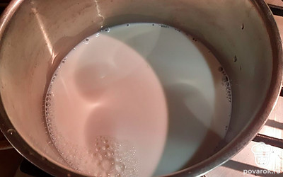 Молоко довести до кипения. 