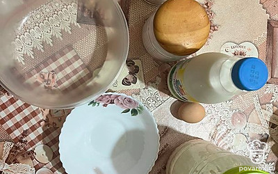 Подготовьте одно яйцо, сахар, соль, стакан муки и молока, масло растительное, вилку и ложку, тарелку где будите смешивать.