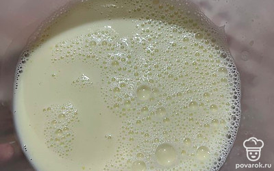 Смешайте яйцо с солью и сахаром добавьте молоко, тщательно перемешайте.