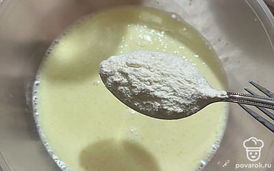 Постепенно добавляйте стакан муки и мешайте.