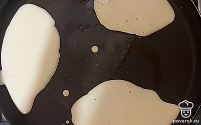 На разогретую сковороду ложечкой выливайте смесь, делая небольшие овалы. Обжаривайте с двух сторон.